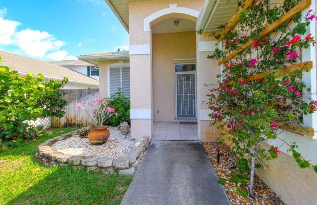 ** FULLY FURNISHED NAPLES PARK 3/2 POOL HOME ** OFF-SEASONAL AVAILABLE MAY 6-OCTOBER 31 EACH YEAR ONLY ** DOG FRIENDLY ** Gallery 4