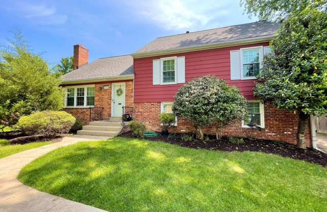Gorgeous 4 Bed 2 Bath Single Family Home With Spacious Yard In Vibrant Waynewood photos photos