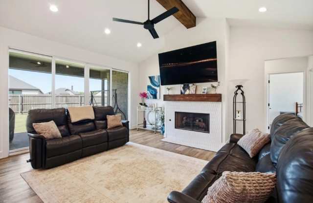 Fully furnished 4-bedroom, 2-bath Gallery 3