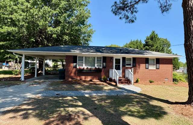 Adorable 2 Bedroom Home in the Heart of Nashville! - 102 North Clarendon Drive, Nashville, NC 27856 Adorable 2 Bedroom Home in the Heart of Nashville! - 102 North Clarendon Drive, Nashville, NC 27856