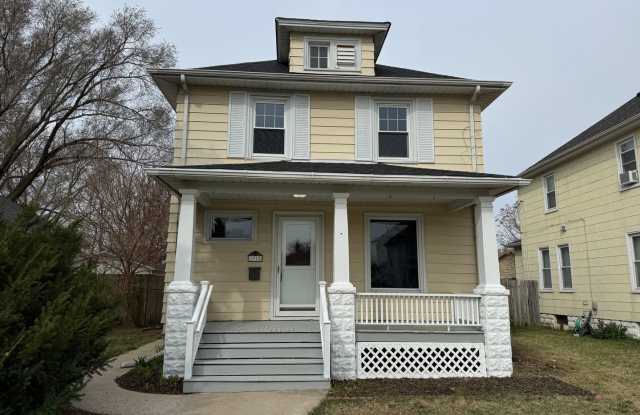 3 Bedroom Moline Home with 2 Car Garage photos photos