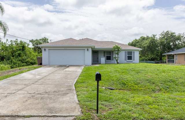 3/2 Single Family home freshly painted interior and exterior Gallery 3