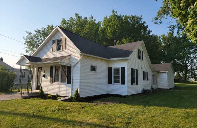 3BR/1BA Home with 2-Car Garage – $1,295 – 136 E Edwards - 136 East Edwards Street, Lima, OH 45801 3BR/1BA Home with 2-Car Garage – $1,295 – 136 E Edwards - 136 East Edwards Street, Lima, OH 45801