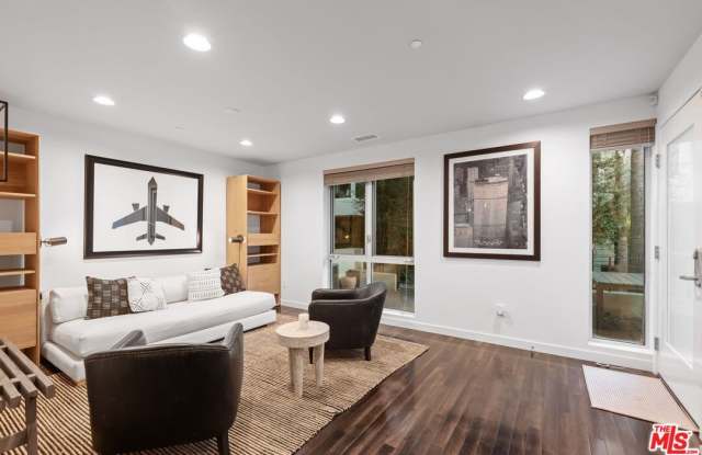 310 Washington Blvd unit: 201 Gallery 4