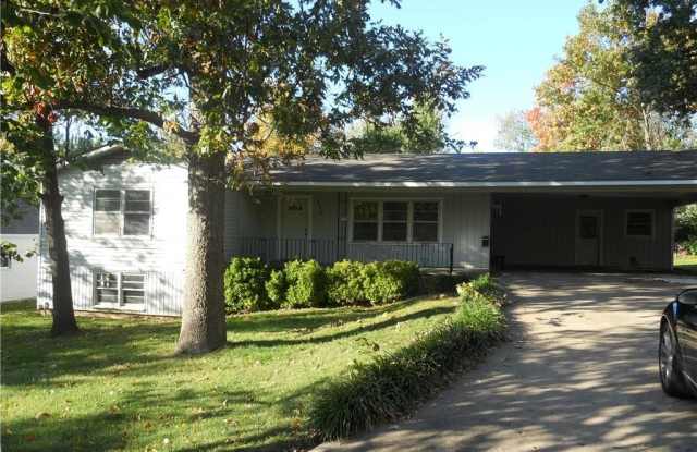 530  E Rebecca  ST - 530 East Rebecca Street, Fayetteville, AR 72701