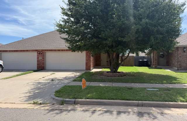 3 bed duplex. New carpet, great kitchen Island and a fenced backyard in Moore schools! photos photos