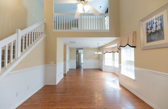 3 Bedroom, 2 Bath Home with Oversized Home Office/bedroom Gallery 4