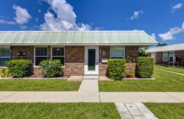 ** NEAR DOWNTOWN ** 2 BED / 2 BATH CONDO - LIKE NEW! - WATERFRONT - BOAT DOCK - ANNUAL RENTAL - 2848 Arbutus Street, Collier County, FL 34112