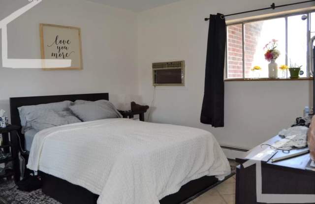 Great 2-bed with Pool!  Ht + HW Incl., 2 Parking Spots Included.  Cat Friendly Gallery 4