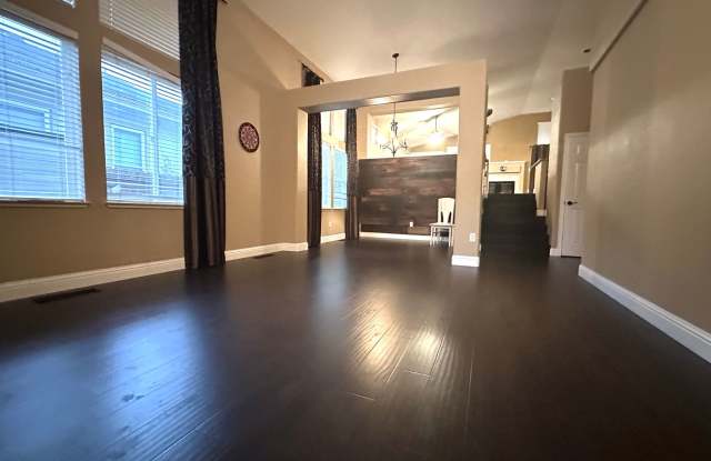 Gorgeous 4 Bed, 2 Bath in Shadow Lakes with SOLAR! Gallery 3