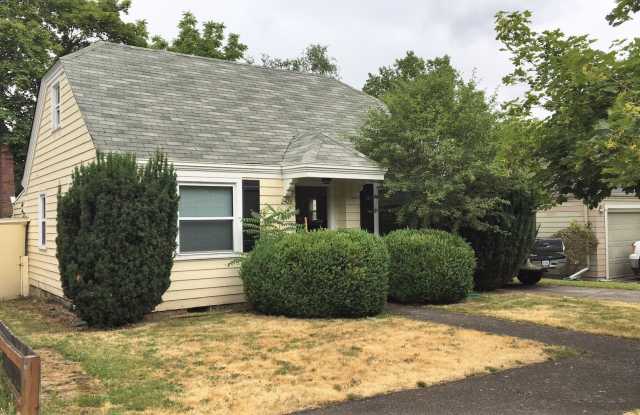 Beautiful 4 bed/2 bath home in South Campus at E. 24th  Agate - available July 8, 2025 - 2420 Agate Street, Eugene, OR 97403