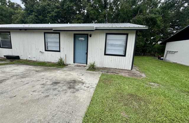 2 BED 1 BATH READY TO RENT IN PLANT CITY! photos photos