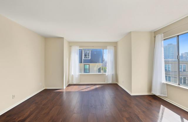 BRIGHT! 2BR/2BA! ON-SITE LAUNDRY! Parking! STUNNING Roof Deck! Elevator! Gallery 2
