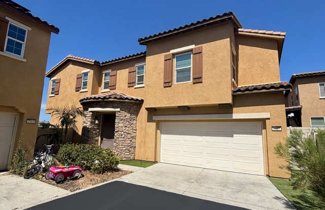 Charming 3BR Home with Modern Kitchen, Versatile Loft, & Private Backyard photos photos