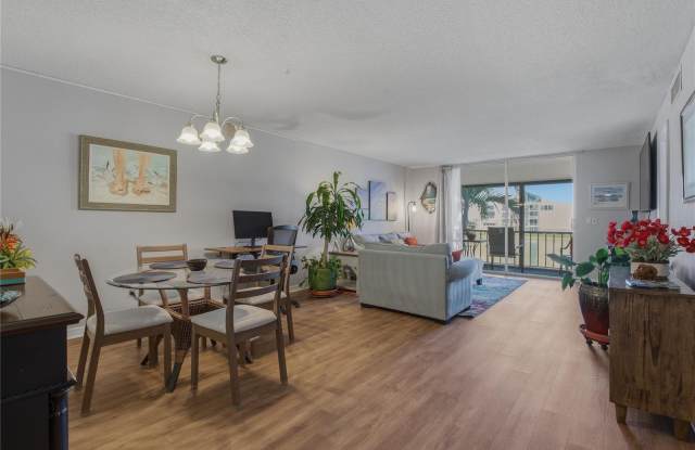 7540 BAY ISLAND Drive S Gallery 4