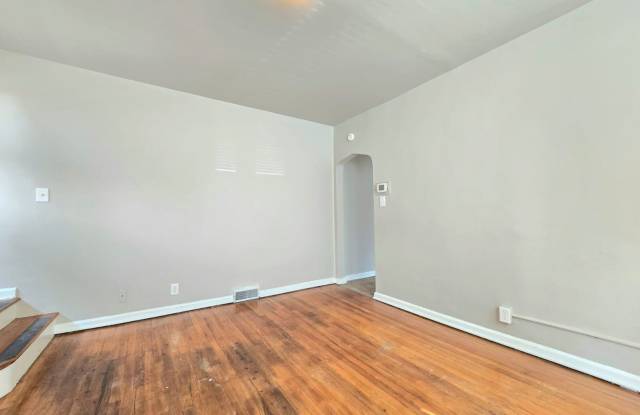 319/321/323 S West St Gallery 4