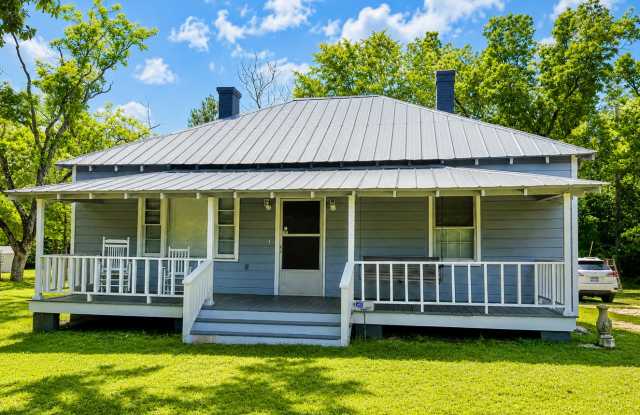 A Charming 3-bedroom, 2-bathroom home in a quiet Country Setting! photos photos