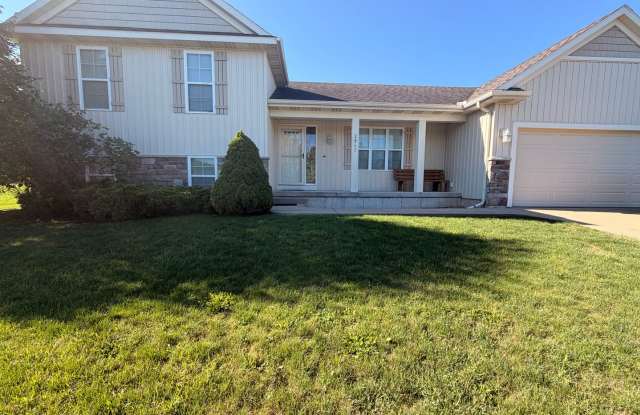 Multi level 4 Bedroom home in Kentwood Gallery 1