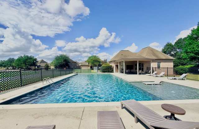 Spacious 3-Bedroom Home in Desirable Manchac Commons Gallery 1