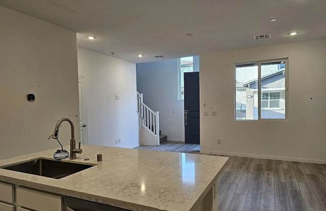 Cadence Townhouse 2 bed 3 bath Gallery 4