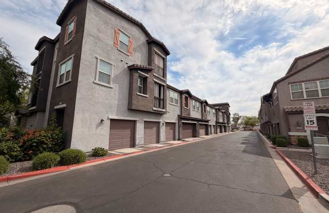 Spacious 3 Bedroom, 2.5 Bath Phoenix Townhome with *New Floors* photos photos