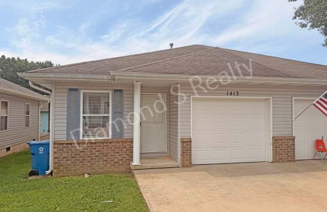 2 Bed / 1 Bath Duplex in Ozark Available! Gallery 1