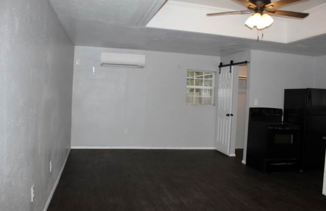 STUDIO GARAGE APARTMENT, UTILITIES PAID Gallery 3
