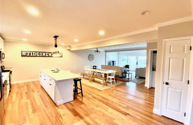 25 Crescent Road - 25 Crescent Road, Newport East, RI 02842