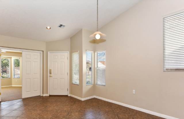 Darling 1-bed + Den and 2-baths in Sun River 55+ Community Gallery 3