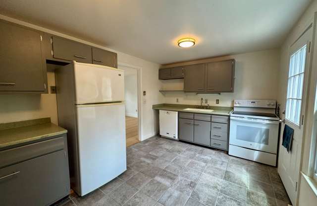 South Portland 2BD/1BA with Off Street Parking Included!! Available 7/26!! photos photos