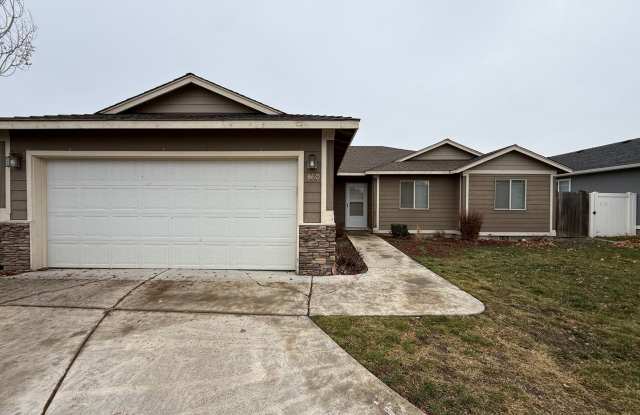 CHECK OUT THIS SPACIOUS, LOVELY REDMOND HOME! GREAT LAYOUT! - 860 Northeast Quince Avenue, Redmond, OR 97756
