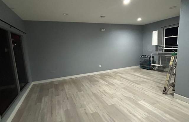 Office/Retail unit on Gaffey Available Gallery 3