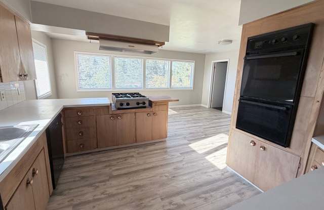 Large 5 bed / 3+ bath Tucked Away South Hill Home! $500 off move in costs! Gallery 4