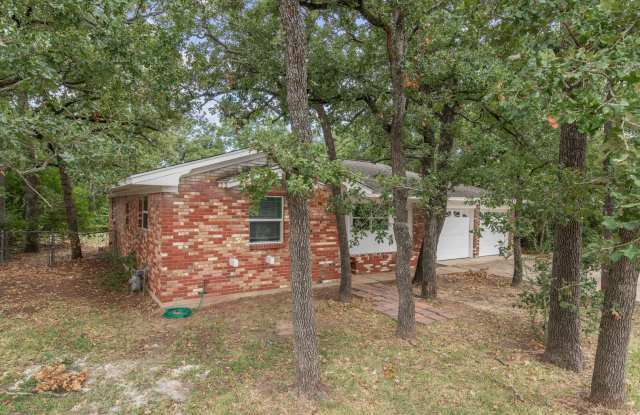 AUGUST 2027 PRE-LEASE!  Cute 3 Bed, 2 Bath Home Close to Campus Gallery 3