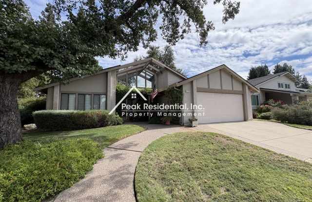 Beautiful Gold River 3bd/2ba Home with 2 Car Garage Gallery 3