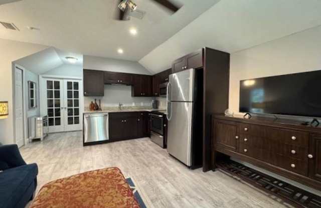 1 Bedroom Renovated Garage Apartment Gallery 3