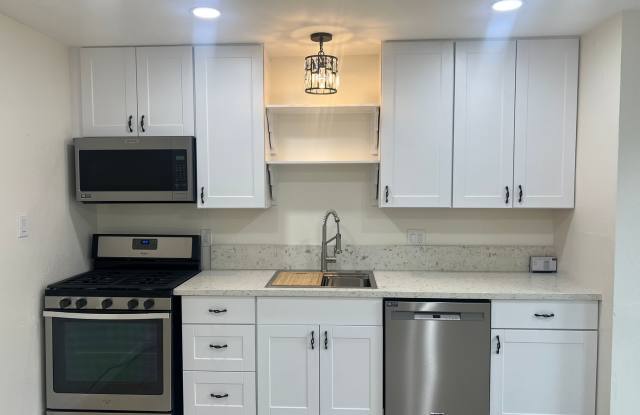 ADORABLE 2 BED DUPLEX WITH NEWER KITCHEN!! photos photos