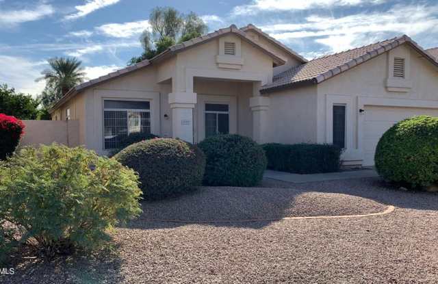 3 bed, 2 bath home w/den and 2 car garage in Goodyear!! photos photos