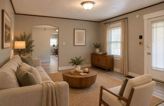 For Rent: 2401 S Mulberry St. Cozy 2 Bedroom 1 Bath, New Flooring! Bonus Room! Gallery 1