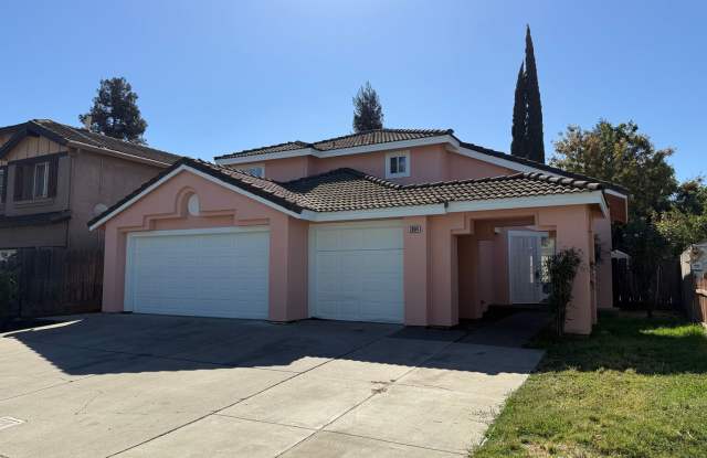 Large two story home w/3 car garage! Gallery 1