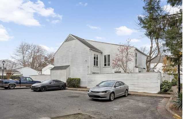 Welcome to this charming 2-bedroom, 1.5-bathroom Townhouse located in the vibrant city of Charlotte, NC photos photos