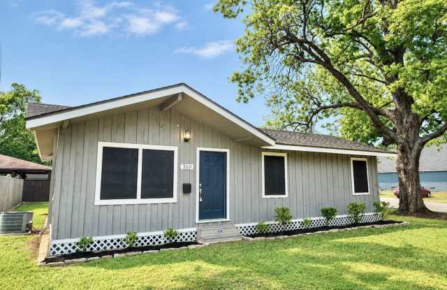 Adrobale 3/1/2 Home on corner lot in Clute, - 310 South Shanks Road, Clute, TX 77531