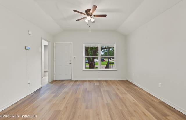 2001 43rd Avenue Gallery 2