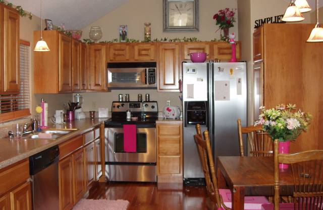 2 Bedroom, 2 Bath, Garage, Appliances Included, VERY Nice Gallery 3