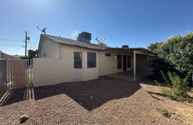 Cute 2 bedroom, 2 bathroom home with fireplace *HOME IS CURRENTLY OCCUPIED, PLEASE DO NOT DISTURB THE TENANTS* Gallery 4