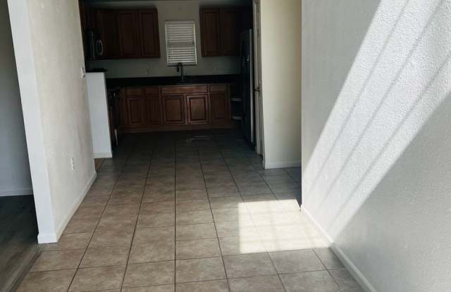 Charming Townhome, Prime Location, Cozy Living Gallery 3