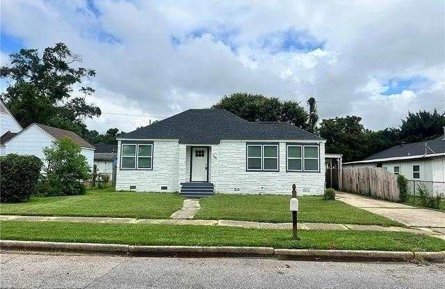 1304 Cloverleaf Circle N photos photos 1304 Cloverleaf Circle N photos photos