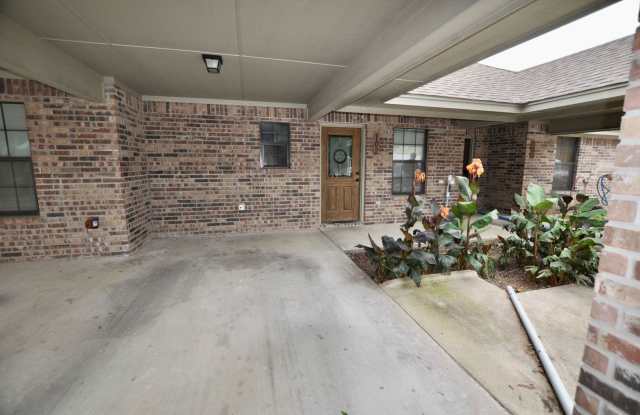FOR LEASE - Nice 2 BR – 1 BA Unit in Triplex in Stephenville. Five blocks to Tarleton State University! - 663 West Tarleton Street, Stephenville, TX 76401