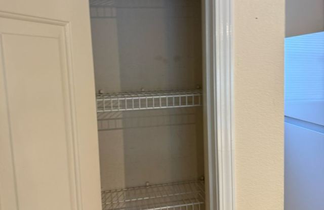 1 BEDROOM / 1 BATHROOM GARDEN LEVEL CONDO Gallery 4