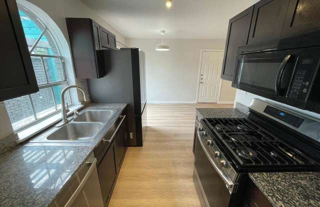 Room in 3 Bedroom Home in Austin Gallery 3